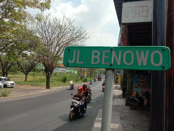 TANDA: Plang nama Jalan Benowo yang dipasang di ujung jalan sebagai penanda.