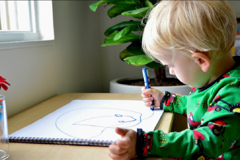 Terkadang gambar yang dibuat anak-anak bukan sekadar karya seni polos, namun bias menjadi tanda kondisi emosional yang tersembunyi.