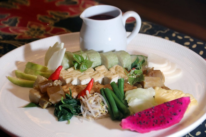 SEGAR: Rujak naga, varian rujak cingur yang dibuat oleh tim Grand Swiss-Bellhotel Darmo, pakai saus warna merah karena menggunakan buah naga.