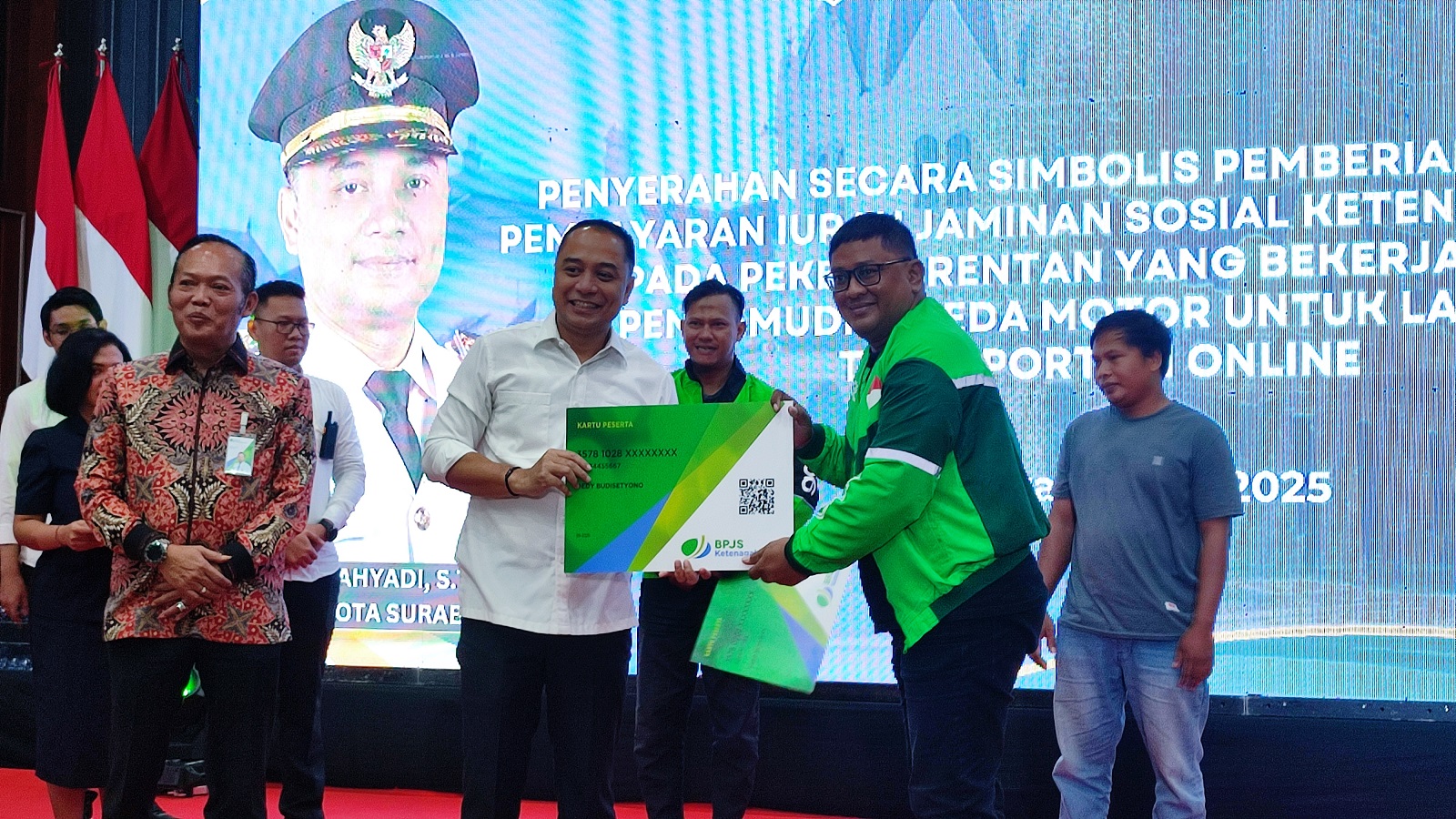 SIMBOLIS: Wali Kota Surabaya Eri Cahyadi saat melakukan penyerahan bantuan iuran Jaminan Ketenagakerjaan untuk driver ojek online di Surabaya.