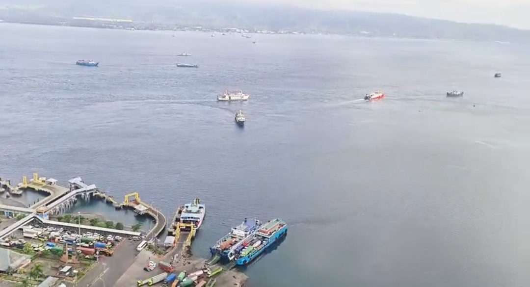 PENCARIAN : Polda Jatim Gunakan drone bawah laut untuk melakukan pencarian korban tenggelam kapal Tunu Pratama di Selat Bali. (IST/RADAR SURABAYA)