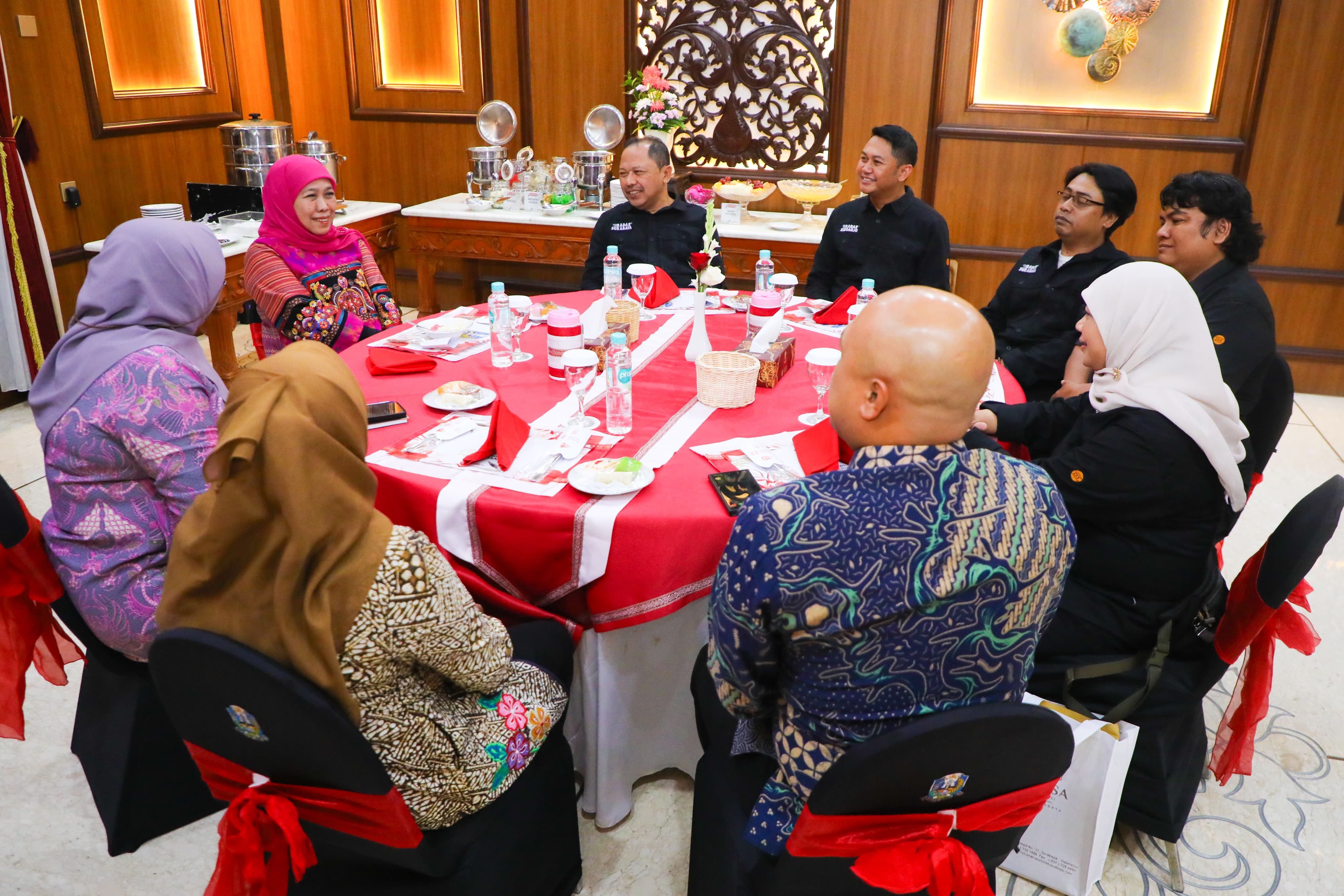 NGOBROL SANTAI: Gubernur Jatim Khofifah Indar Parawansa mengajak manajemen Radar Surabaya untuk makan malam sebelum audensi.