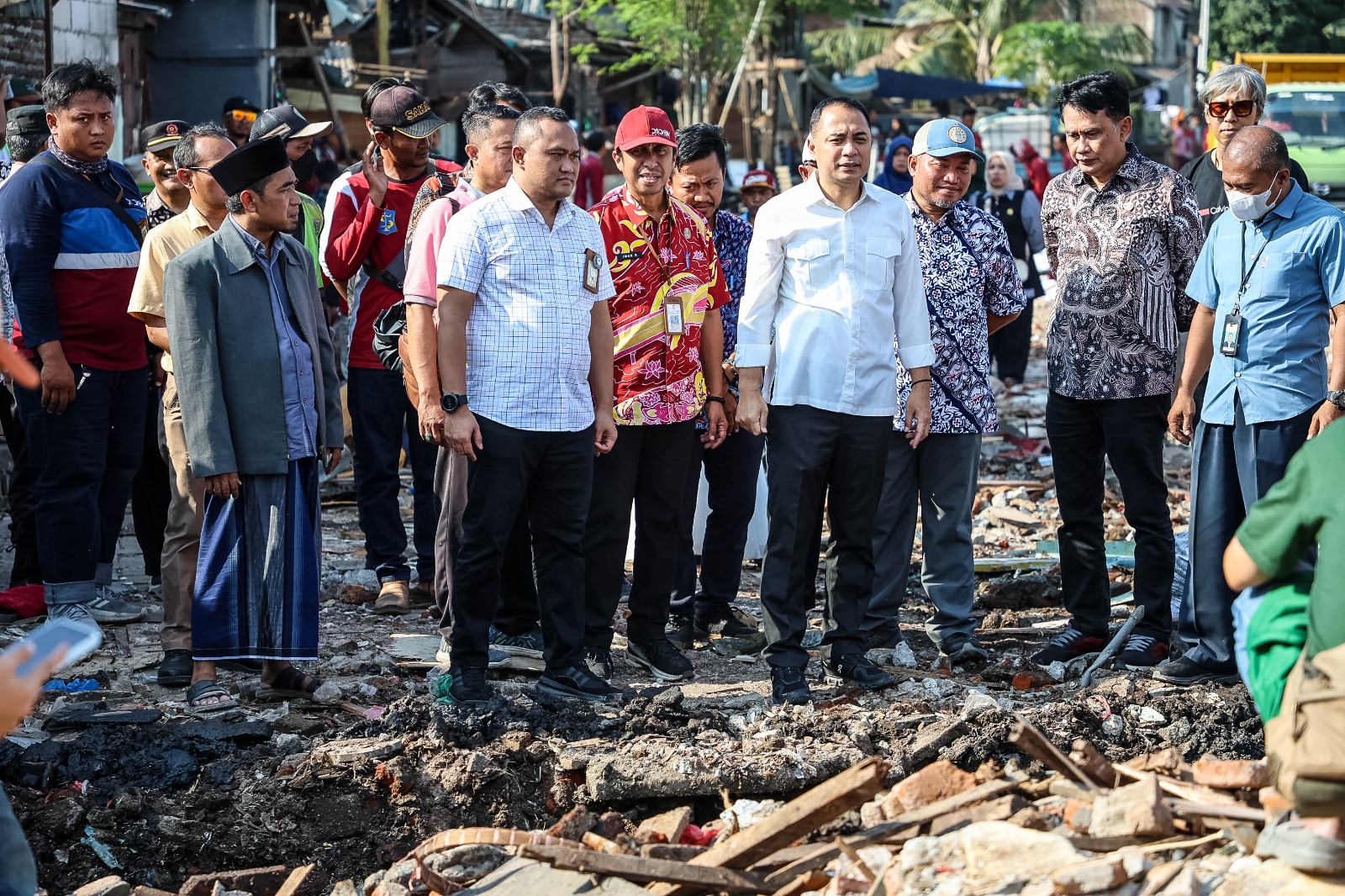Wali Kota Surabaya, Eri Cahyadi saat meninjau proses normalisasi sungai dan pelebaran jalan di sepanjang Jalan Tambang Boyo sisi barat dan Jalan Pacar Keling, Tambaksari, Kamis (3/7).