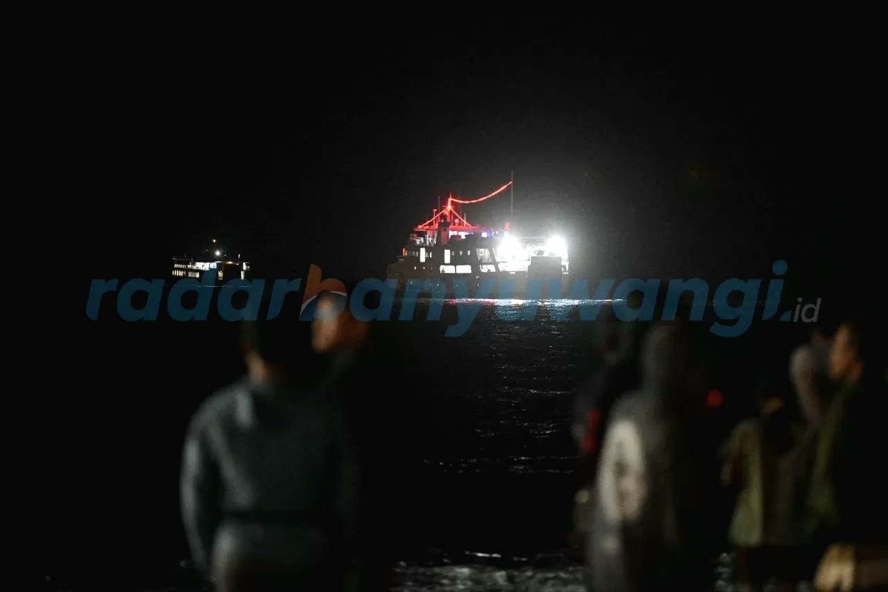 Suasana di kawasan pelabuhan Banyuwangi pasca tenggelamnya kapal KMP Tunu Pratama Jaya, Kamis 3 Juni pukul 02:11 WIB.