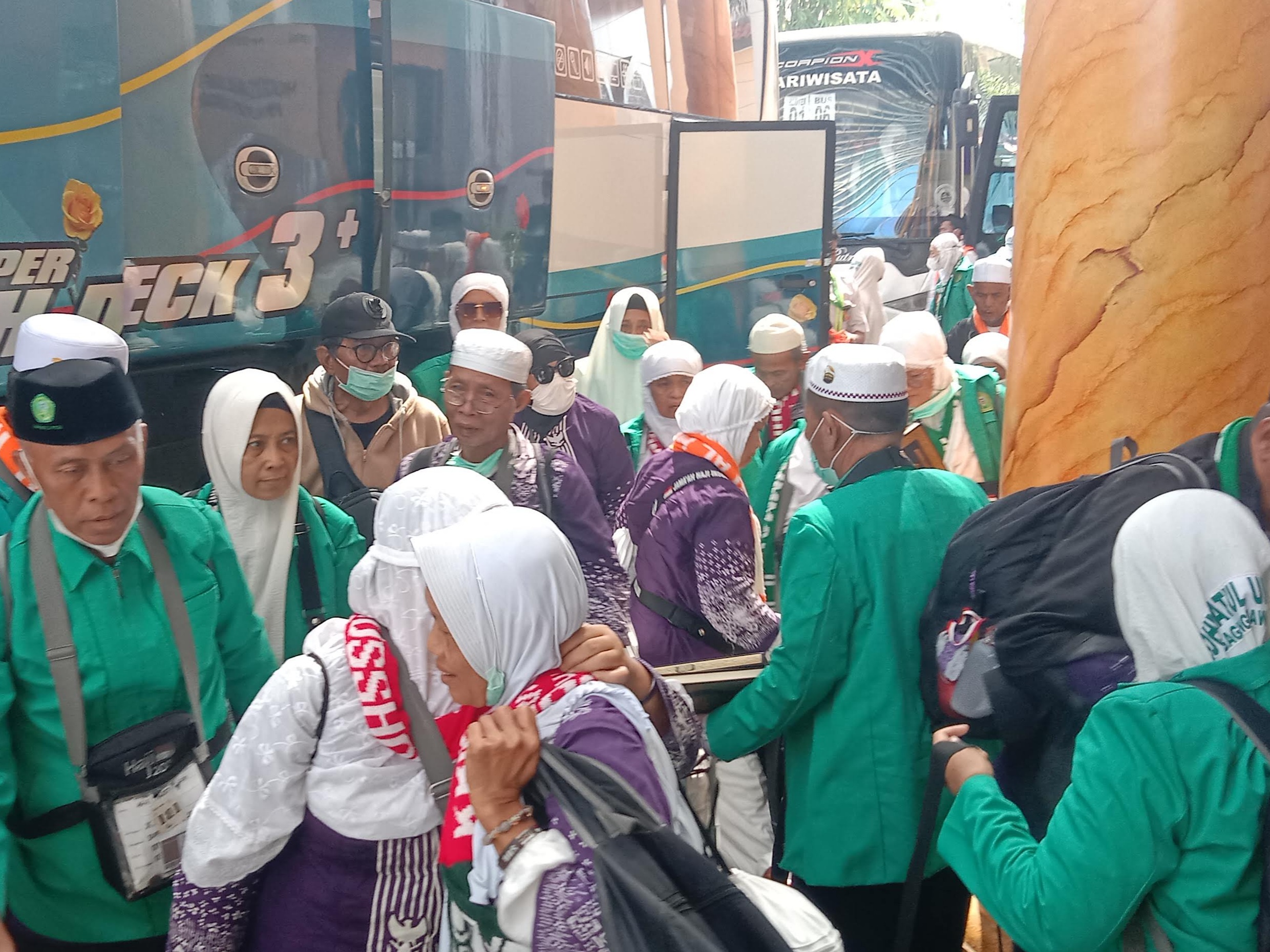 Jemaah haji saat tiba di Asrama Haji Sukolilo Surabaya. (RAHMAT SUDRAJAT/RADAR SURABAYA)