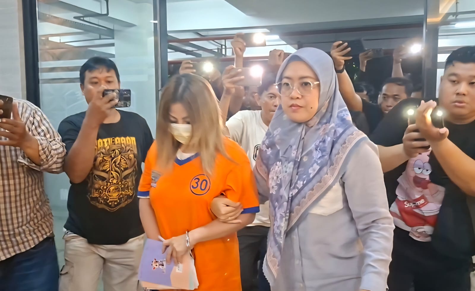 BABAK BARU : Tersangka Jan Hwa Diana saat di Polda Jatim. Berkas kasus perusakan mobil di Polrestabes Surabaya sudah P21. Diana dan suaminya diserahkan ke Kejaksaan. (MAHRUS/RADAR SURABAYA)