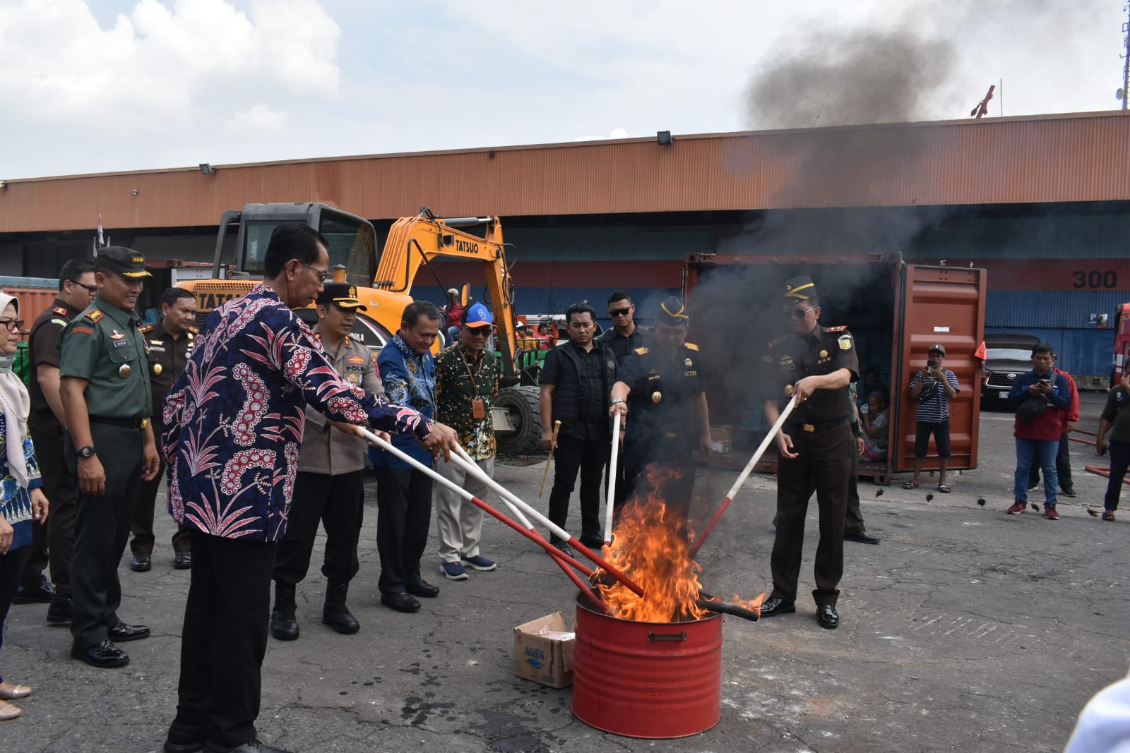ILEGAL : Kejati Jatim bersama aparat penegak hukum memusnahkan barang tanpa pita cukai fi Pelabuhan Mira, Surabaya. (IST/RADAR SURABAYA)
