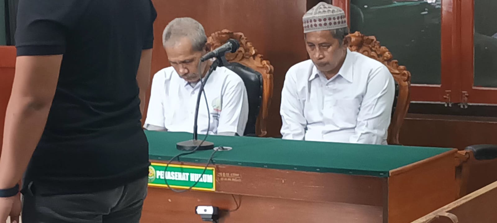 TERTUNDUK: Dua terdakwa disidang di PN Surabaya. Mereka terjerat kasus pencurian emas batangan di Jalan Ahmad Jais, Surabaya, menyamar sebagai petugas meteran. (IST/RADAR SURABAYA)