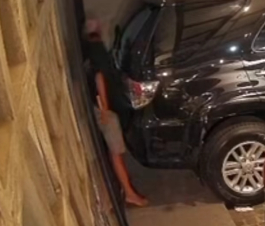 TERCIDUK : Pelaku terekam CCTV saat melakukan percobaan pencurian di rumah salah satu warga Gunung Anyar Timur Surabaya, Selasa (1/7). (IST/RADAR SURABAYA)