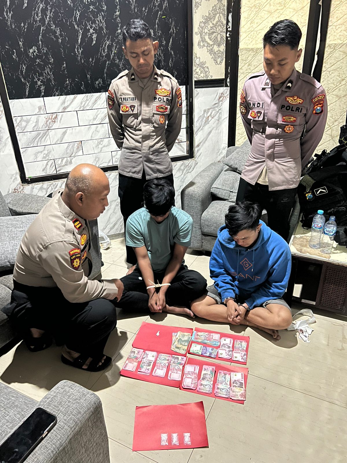 DIAMANKAN : Kasat Samapta Polres Pelabuhan Tanjung Perak Iptu Dodik Eko Susanto bersama dua pemuda yang diamankan membawa sabu di Tenggumung Wetan, Surabaya. (IST/RADAR SURABAYA)