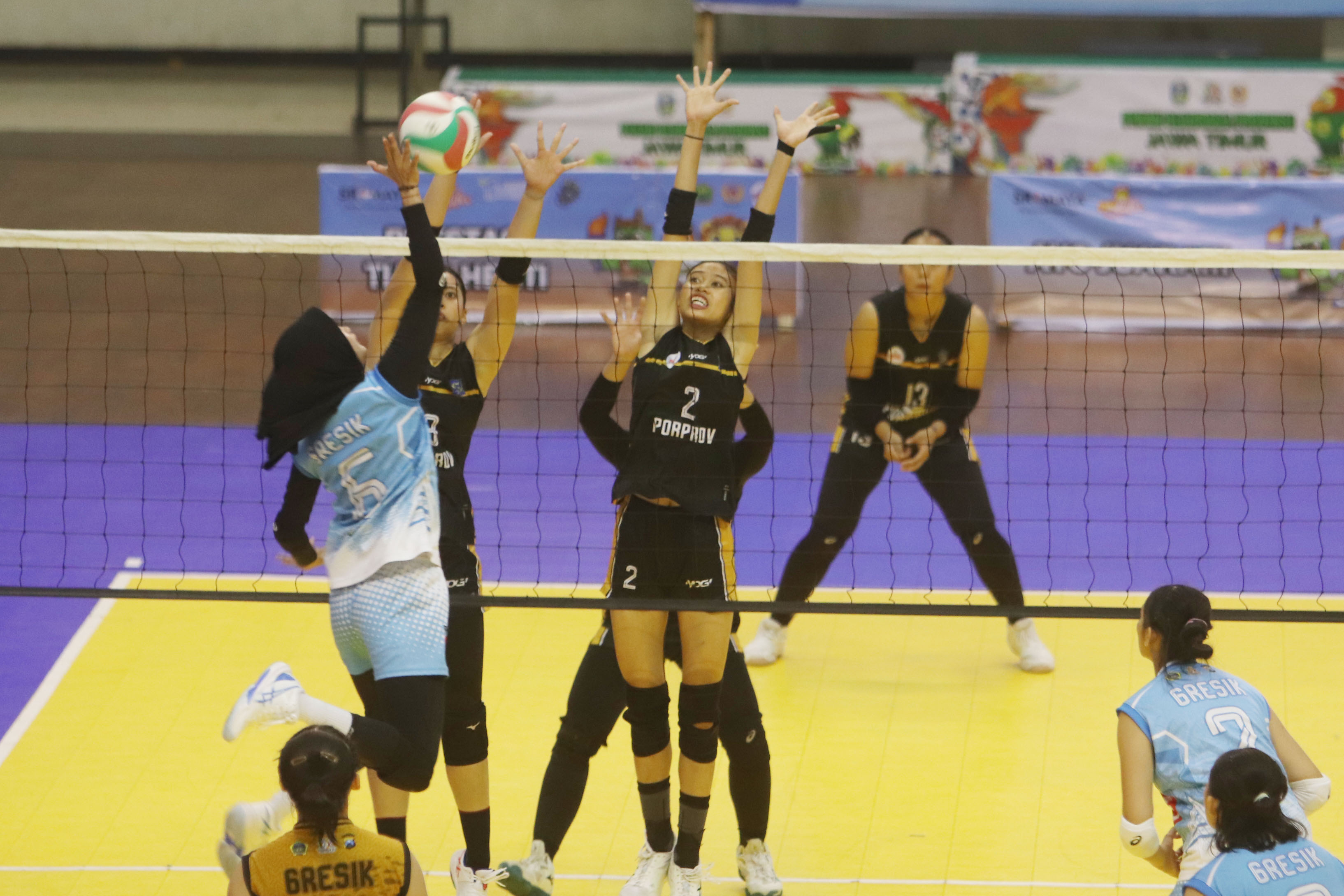 Pemain Gresik lakukan spike saat laga final  bola voli putri antara Gresik vs Surabaya.