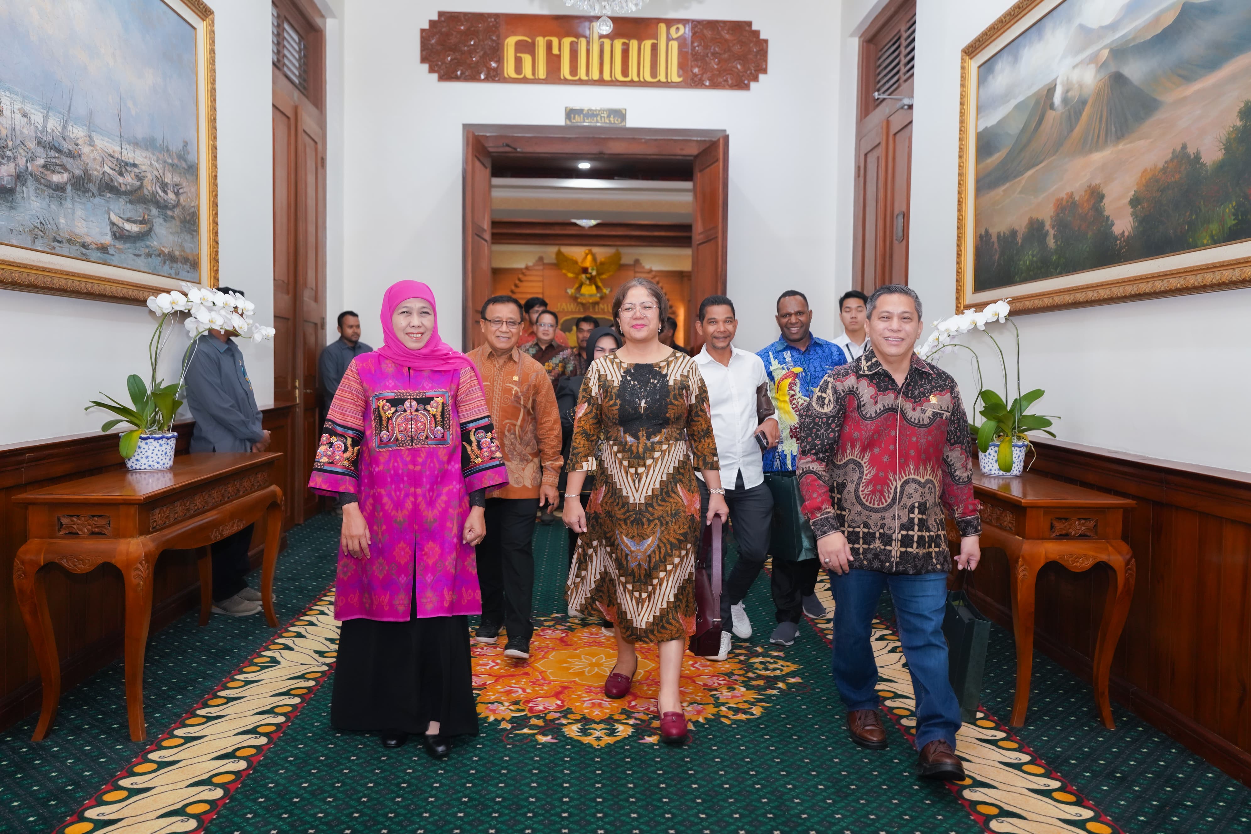 Gubernur Jatim Khofifah Indar Parawansa menerima anggota DPD RI.