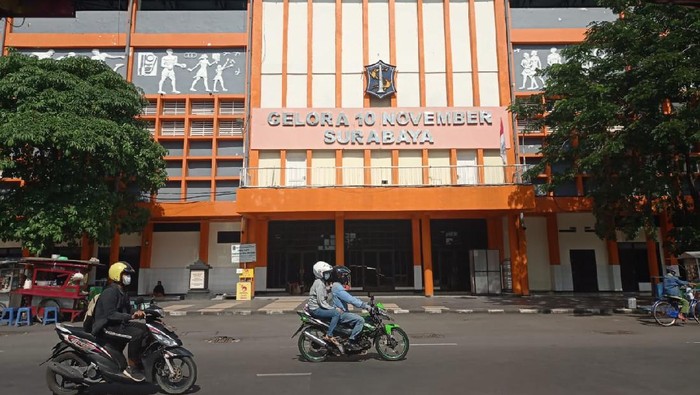 ARTISTIK: Di area dinding luar Stadion Tambaksari terdapat sejumlah relief berukuran besar yang menghiasi bangunan kebanggaan warga Surabaya tersebut.