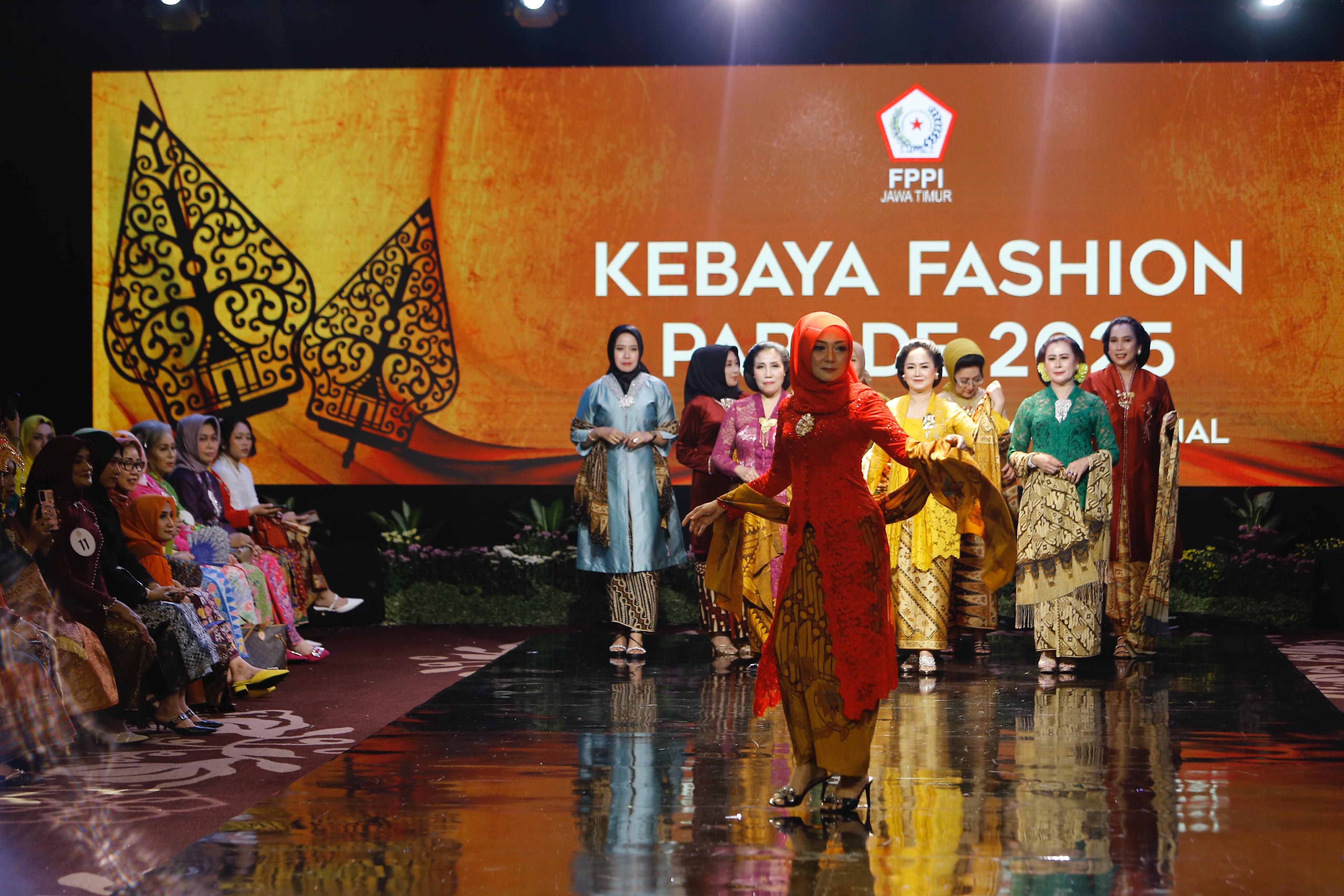 CANTIK: Perhelatan Kebaya Fashion Parade 2025 yang digelar FPPI Jawa Timur di Hotel Wyndham Surabaya, Rabu malam (2/7).