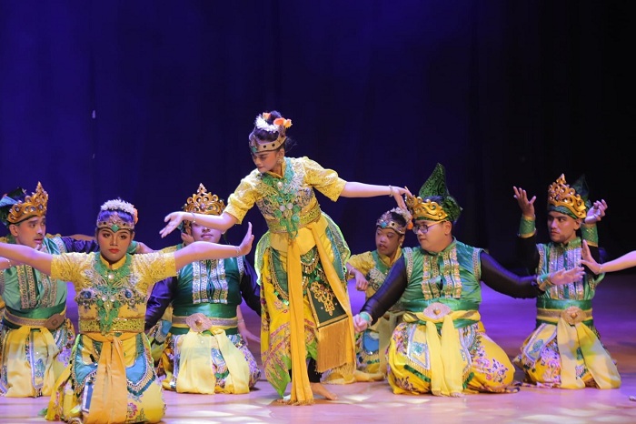 UNJUK KARYA: Sejumlah anak menampilkan kreasi tari saat gelaran Sinergi Lintas Budaya di Gedung Balai Budaya, Alun-Alun Surabaya, Kamis (3/7).