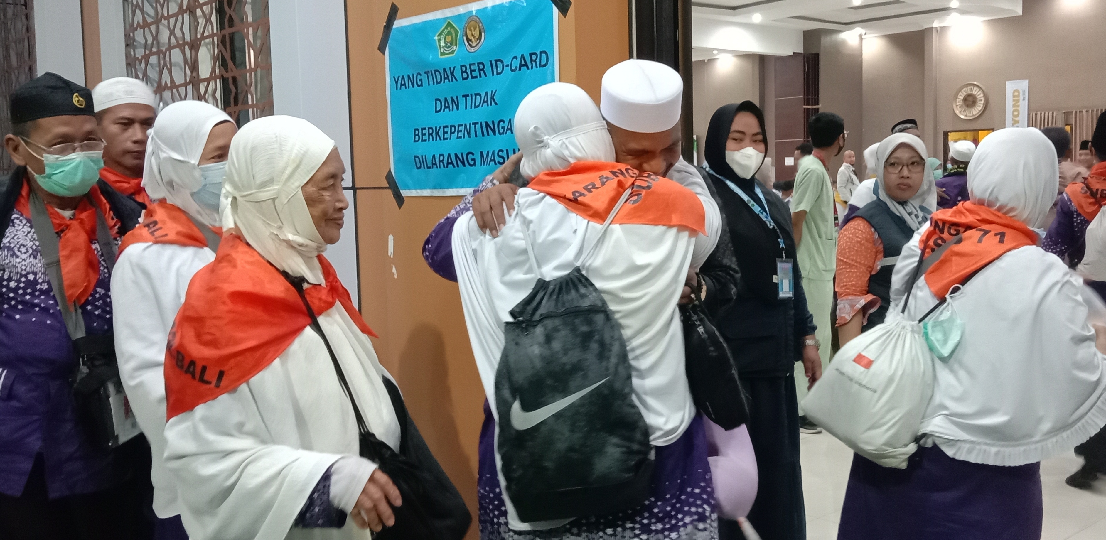 SELAMAT: Jemaah haji asal Provinsi Bali yang tergabung dalam kloter 71 dan 72 saat tiba di Asrama Haji Debarkasi Surabaya dengan selamat. Mereka langsung pulang ke daera