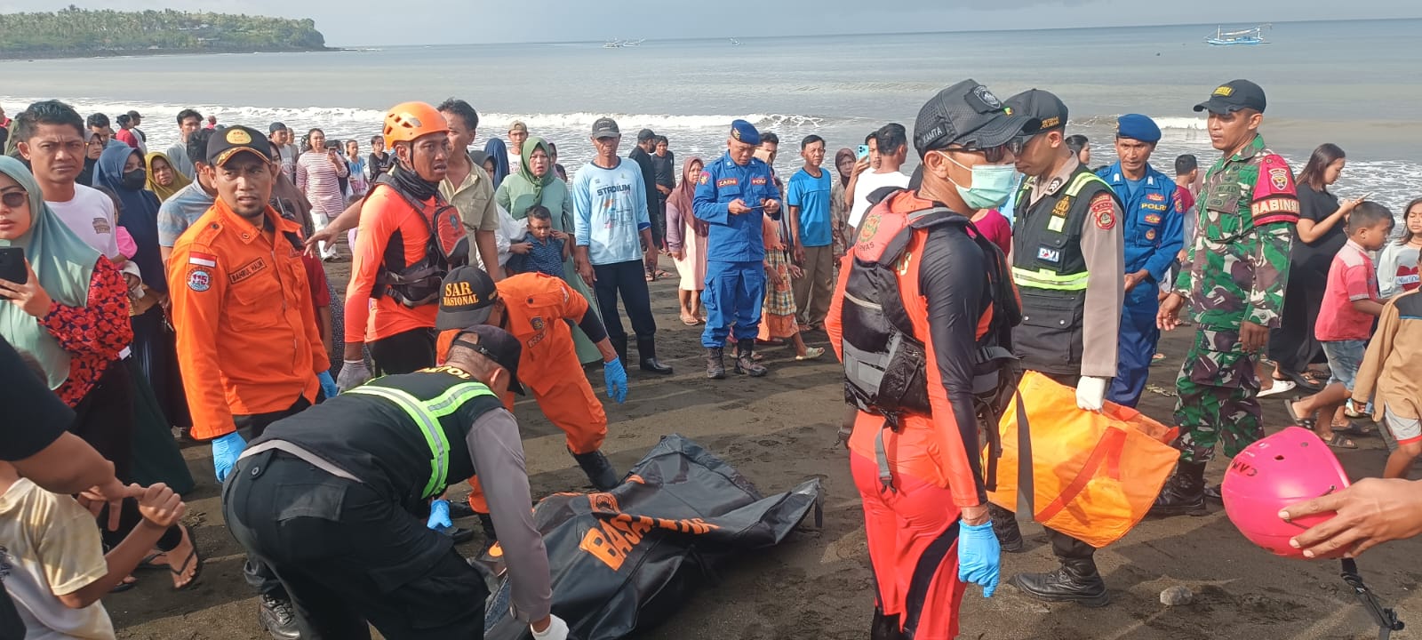 EVAKUASI : Petugas gabungan saat mengevakuasi salah satu korban meninggal akibat tragedi kapal tenggelam di Selat Bali. (IST/RADAR SURABAYA)