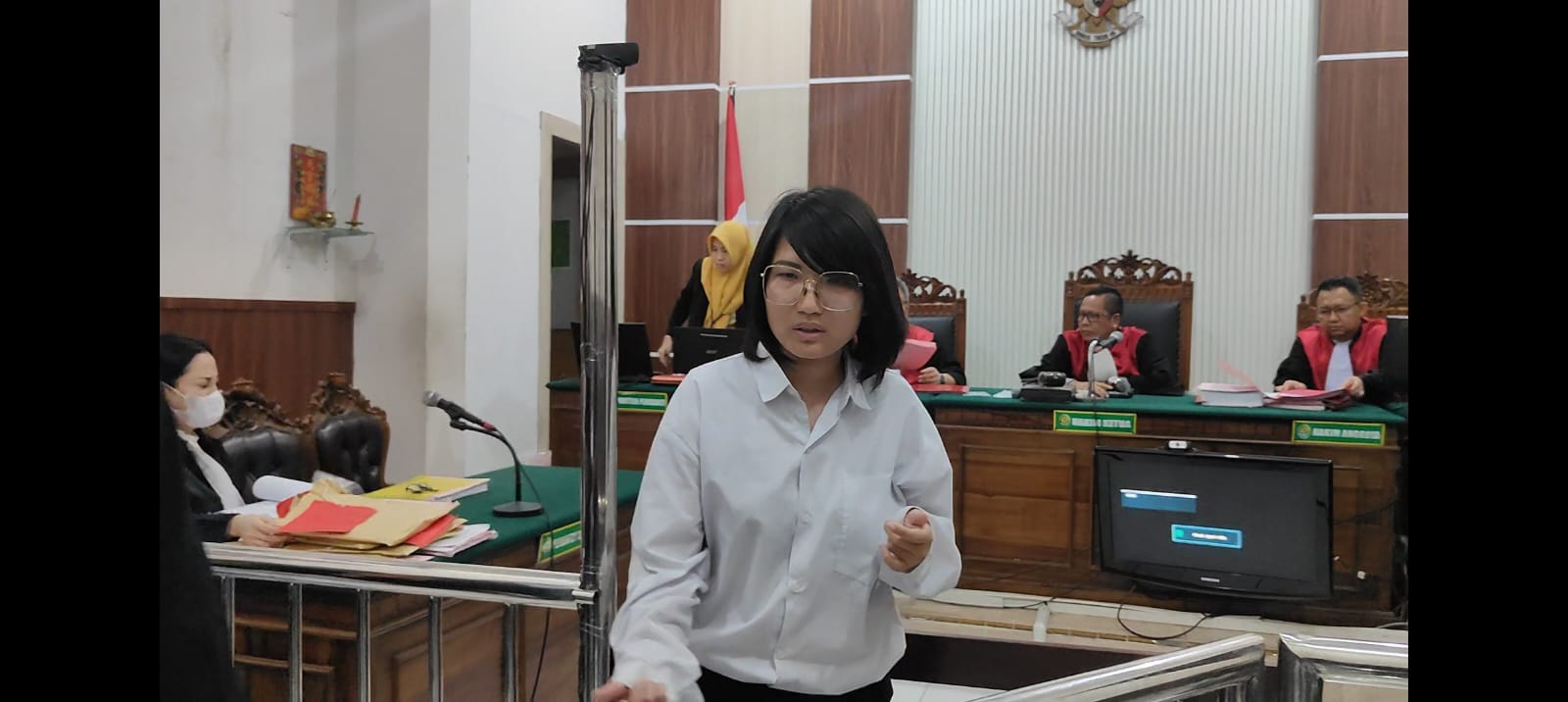 PASRAH : Terdakwa Amelia Hutomo Chandra saat sidang di PN Surabaya. Mantan marketing freelance ini menipu nasabahnya Rp 1,2 M. (SURYANTO/RADAR SURABAYA)