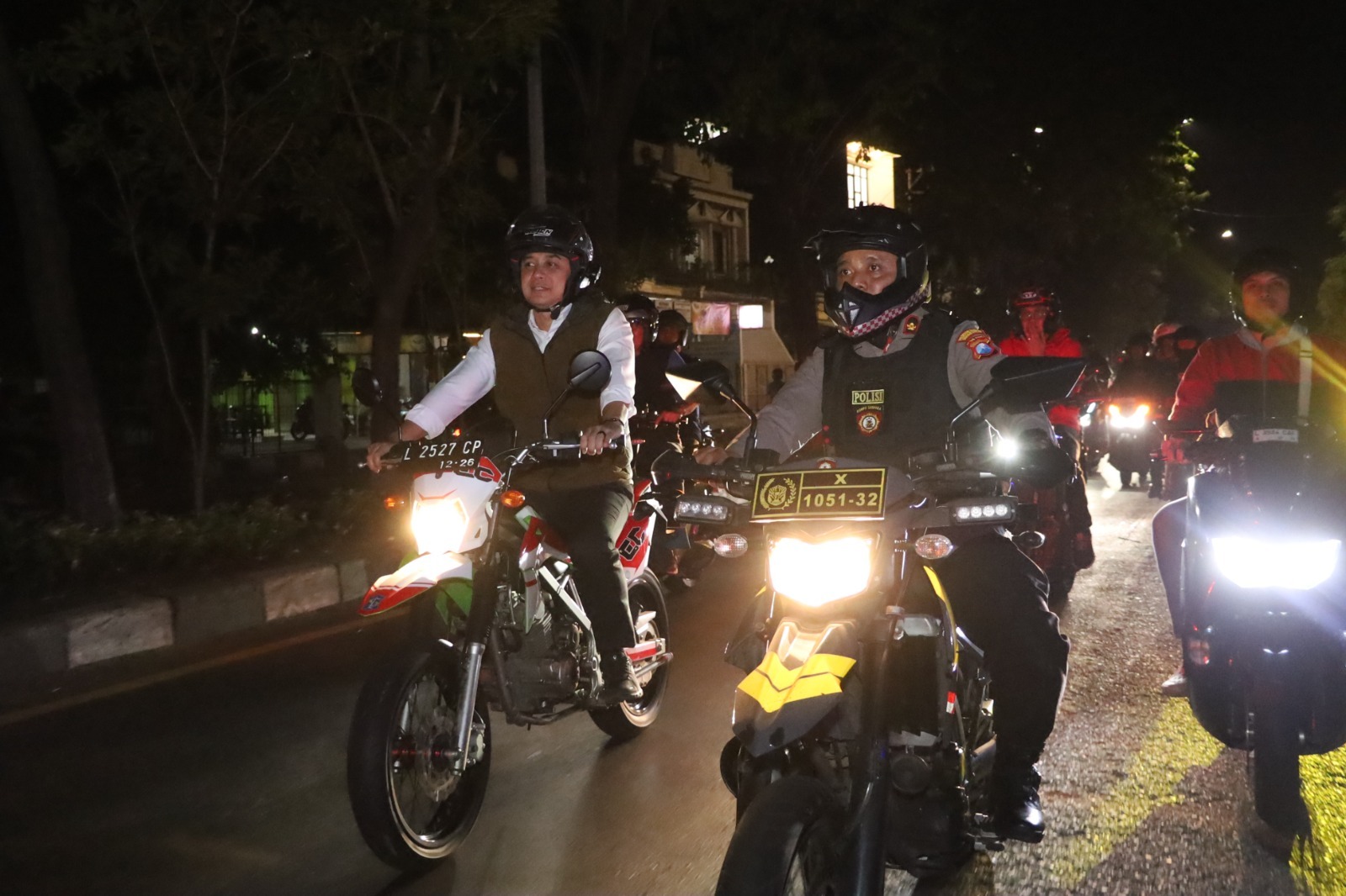 SINERGI : Wali Kota Surabaya Eri Cahyadi bersama Polres Pelabuhan Tanjung Perak dan Kodim 0830 Surabaya melaksanakan patroli pemberlakukan jam malam. (IST/RADAR SURABAYA)