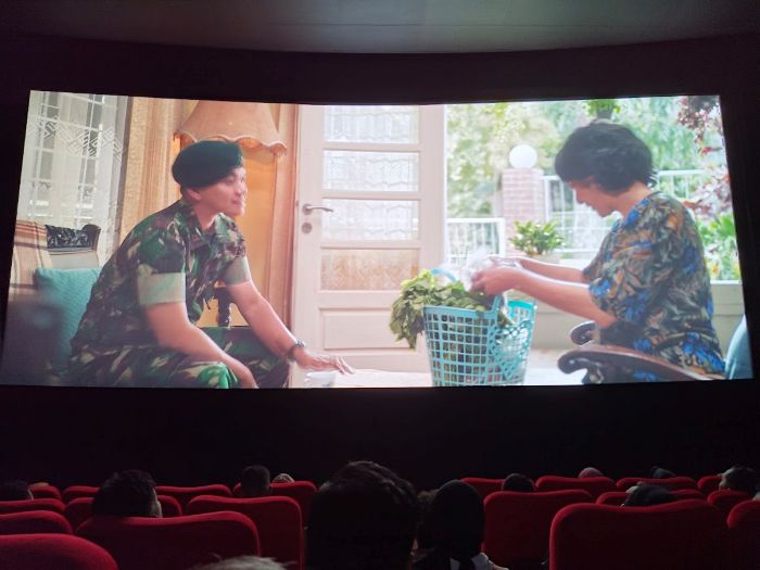 NOBAR: Ratusan keluarga prajurit menikmati acara nonton bareng film Believe: Takdir, Mimpi, Keberanian di Imax Tunjungan Plaza (TP) 5 Surabaya, Jumat (4/7).