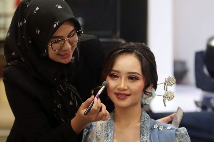 CANTIK: Makeup Artis (MUA) Surabaya Berliana Indrianti menyapukan blush on di pipi salah satu model dengan gaya makeup douyin yang saat ini sedang viral.
