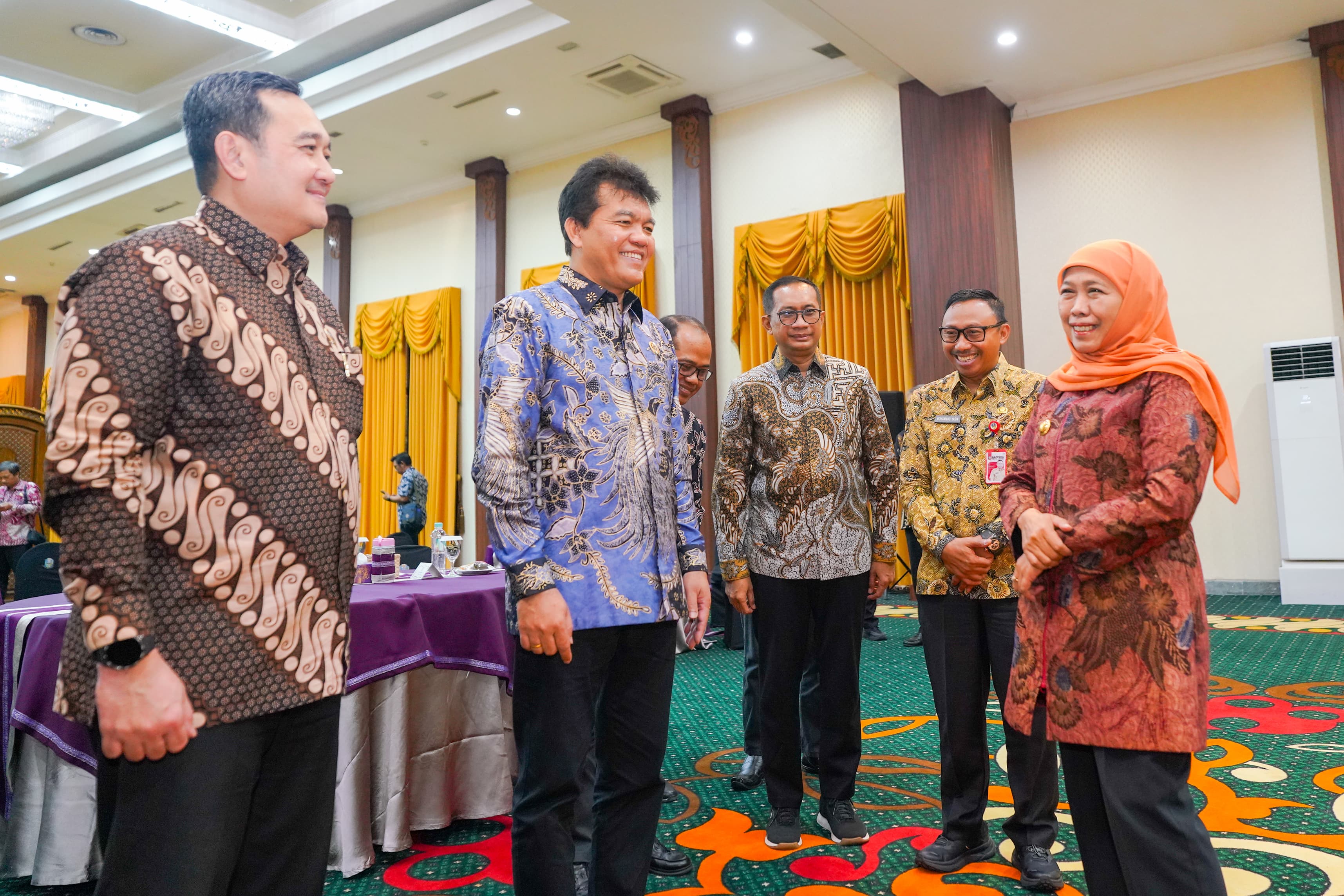 Gubernur Jatim Khofifah Indar Parawansa usai menandatangani MoU dengan Kepala Badan Karantina Indonesia Dr Sahat Manaor Panggabean tentang Penyelenggaraan Perkarantinaan Hewan, Ikan, dan Tumbuhan.