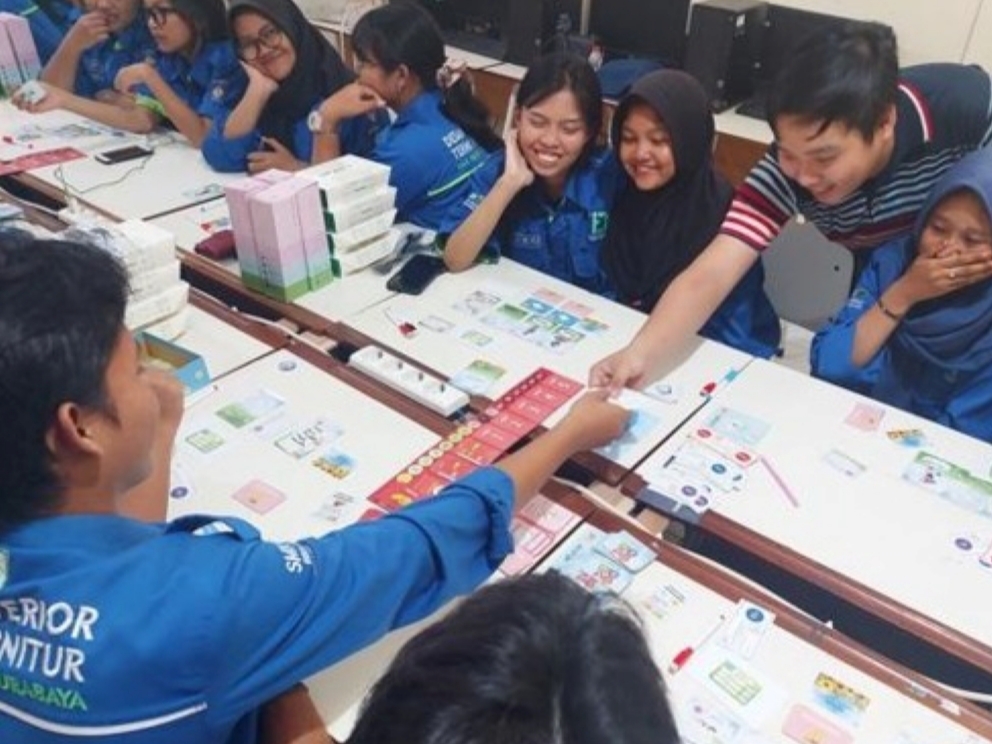 Siswa saat bermain Tata Harta sebuah permainan papan ini, yang dirancang efektif meningkatkan motivasi dan keterlibatan siswa SMA/SMK dalam belajar manajemen.