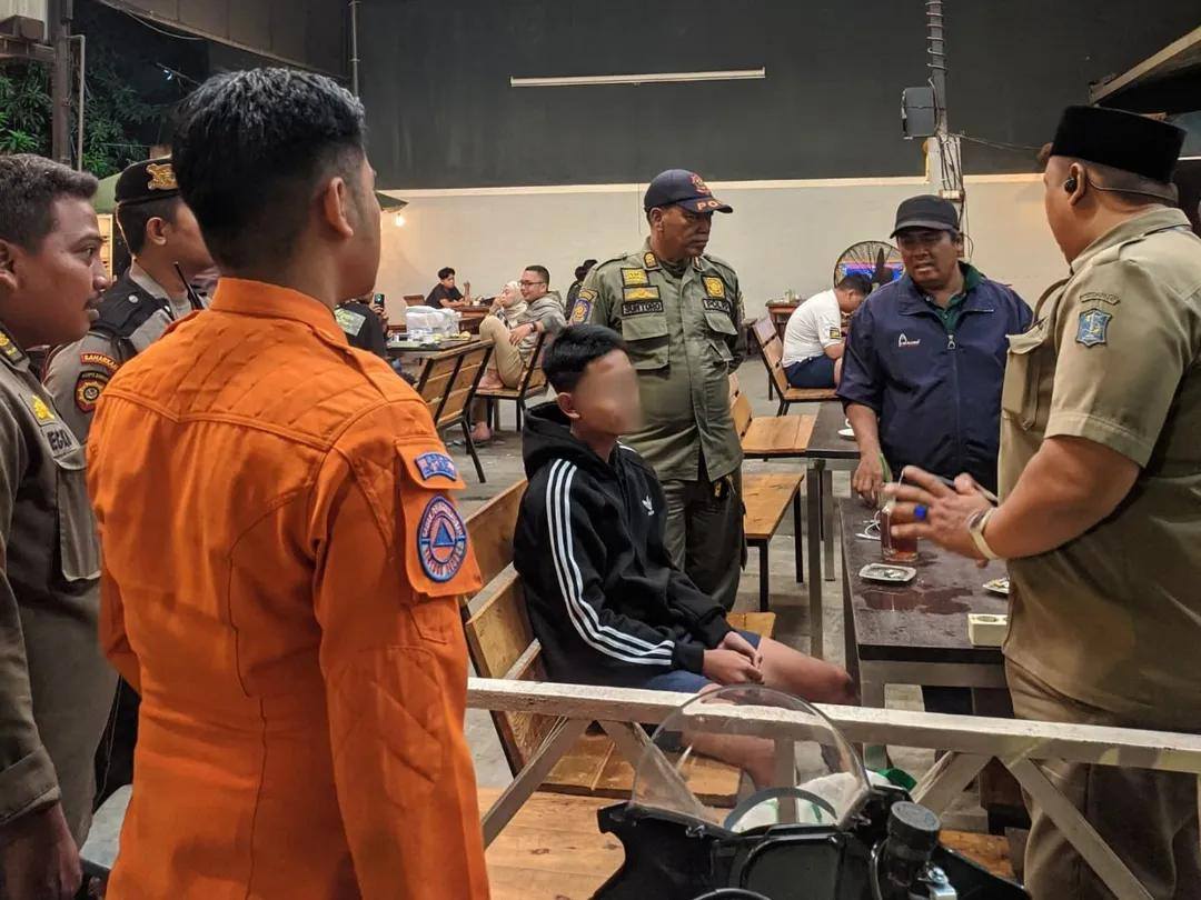 Salah seorang anak terjaring razia jam malam di Surabaya. (IST)