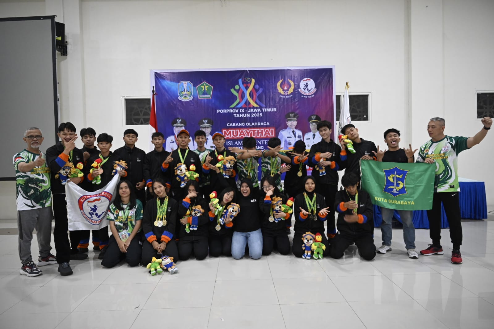 Tim Muaythai Kota Surabaya sukses juara umum.