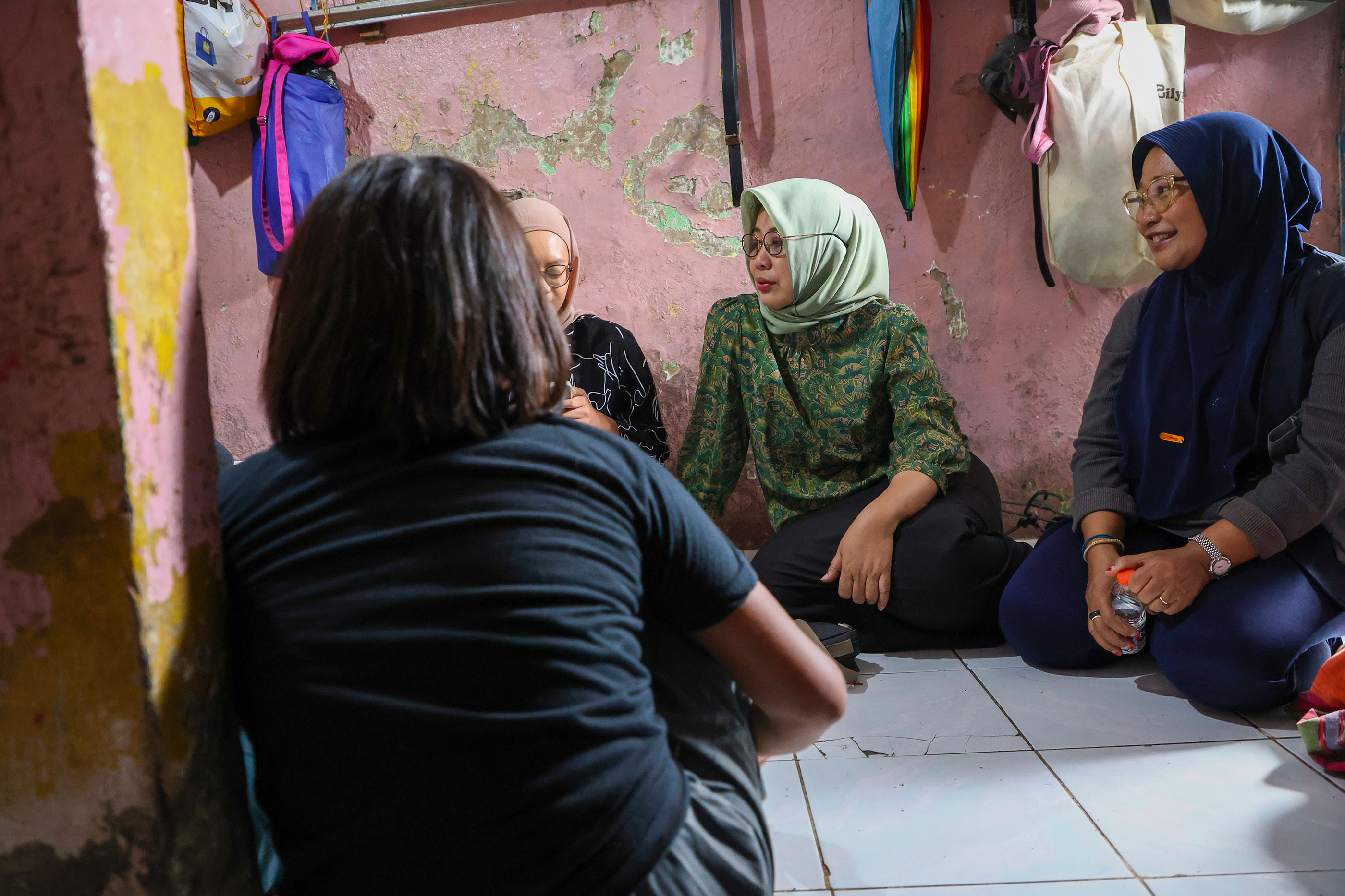 Tim dari DP3A-PPKB Surabaya saat memberikan pendampingan kepada ZHR di rumahnya di kawasan Putat Jaya.