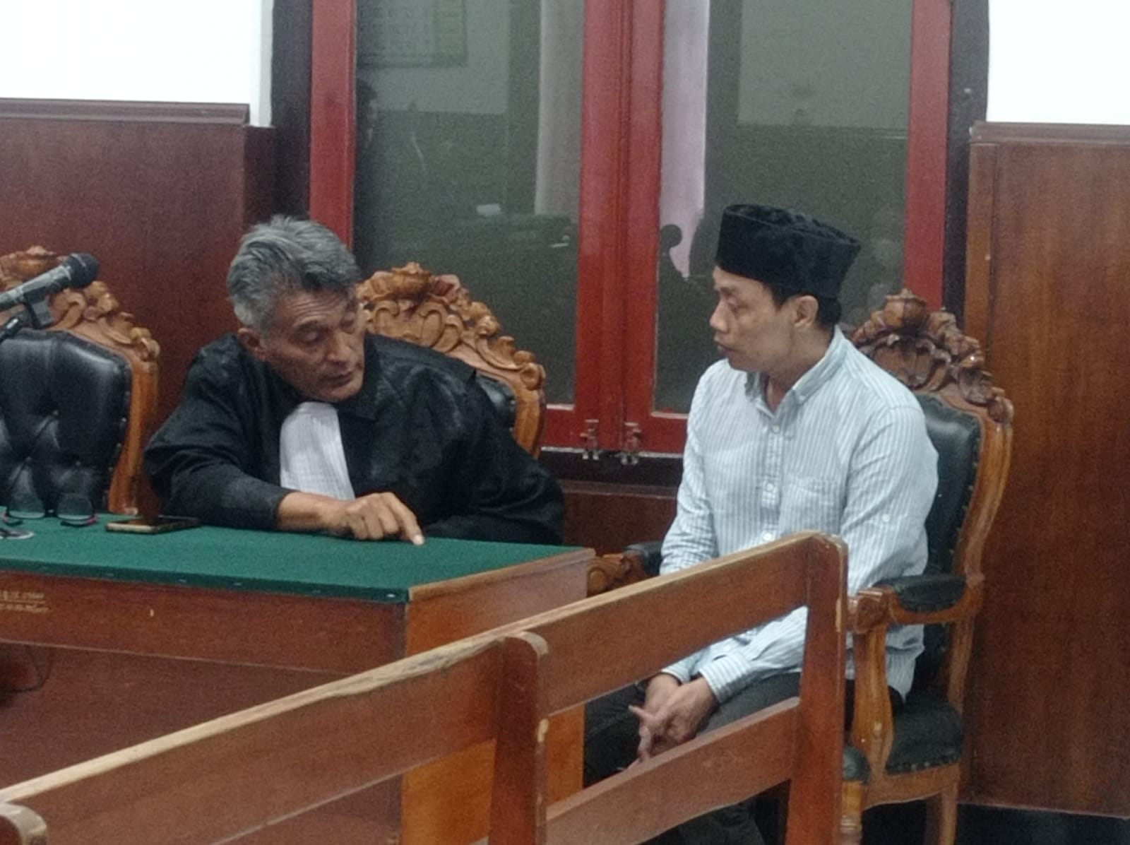 DISKUSI : Terdakwa pengedar sabu Abdul Halim saat pembacaan vonis 6,5 tahun penjara di PN Surabaya. (SURYANTO/RADAR SURABAYA)