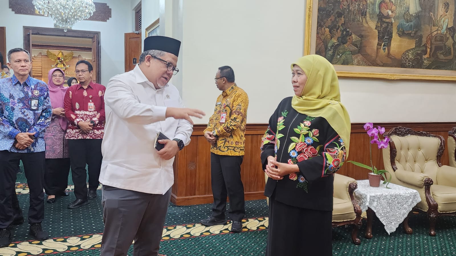 Wakil Menteri Perumahan dan Kawasan Permukiman Fahri Hamzah usai menemui Gubernur Jatim Khofifah Indar Parawansa di Gedung Negara Grahadi, Sabtu (5/7) malam.