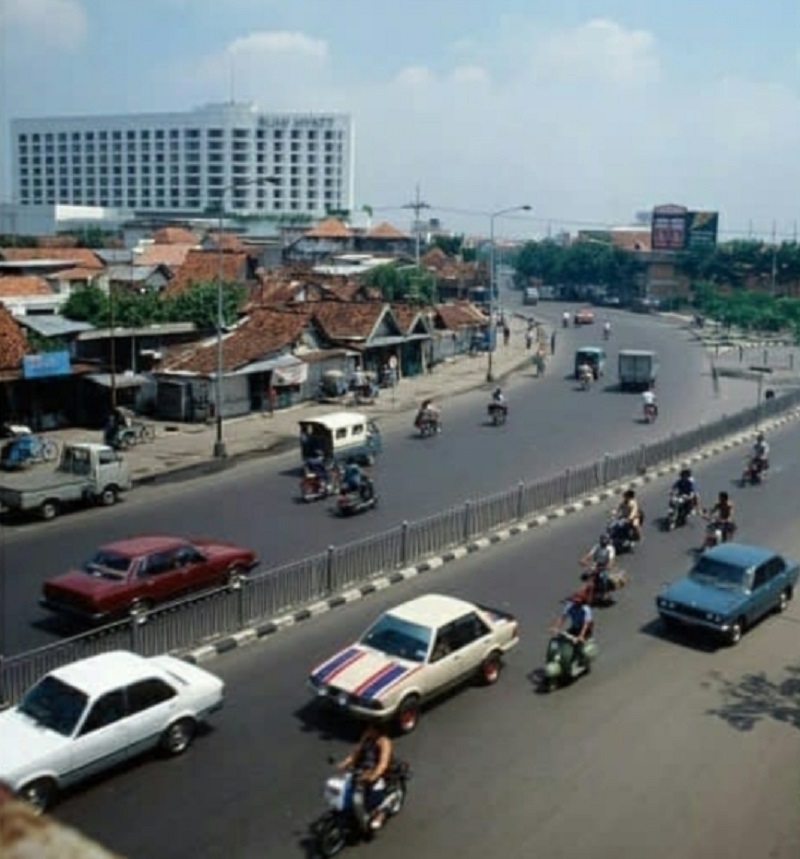 Bangunan hotel Hyatt Regency Surabaya atau kini Hotel Bumi di era dekade 1980-an.