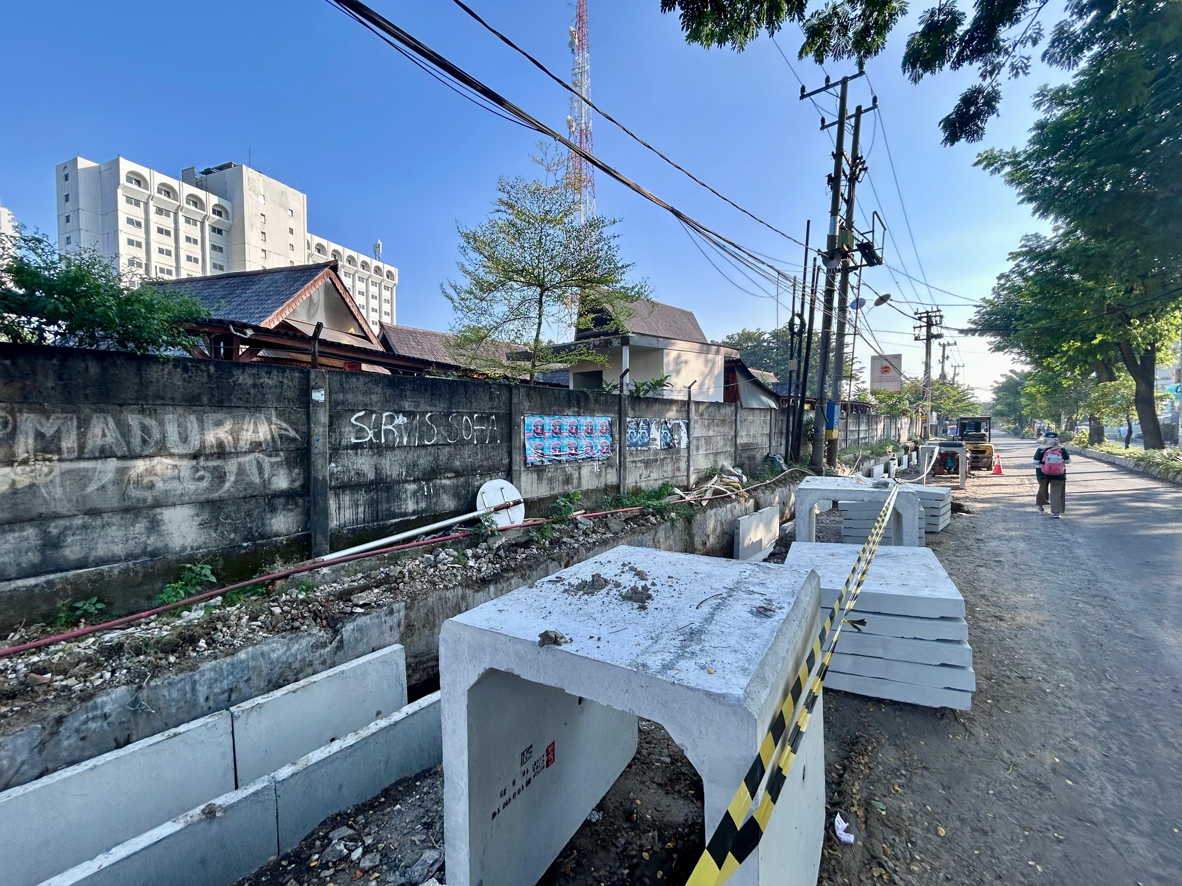INFRASTRUKTUR: Pembangunan pedestarian di Gubeng Masjid Surabaya tepatnya di depan pintu masuk Stasiun Surabaya Gubeng Baru.