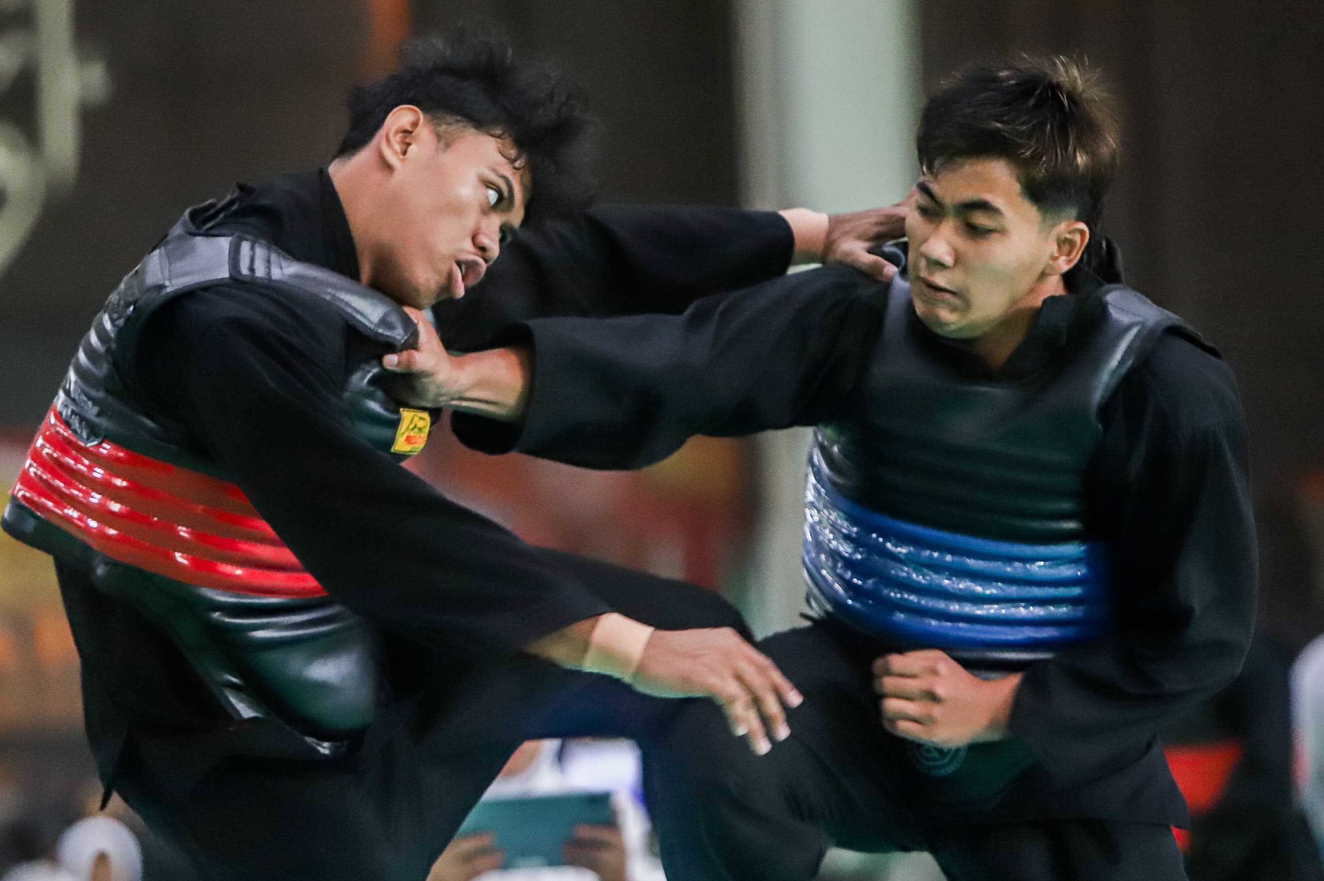 JUARA UMUM: Pesilat Kota Surabaya (merah) ketika menghadapi pesilat Kota Malang, dalam cabor pencak silat yang digelar di UIN Malang. (FOTO KONI JATIM)