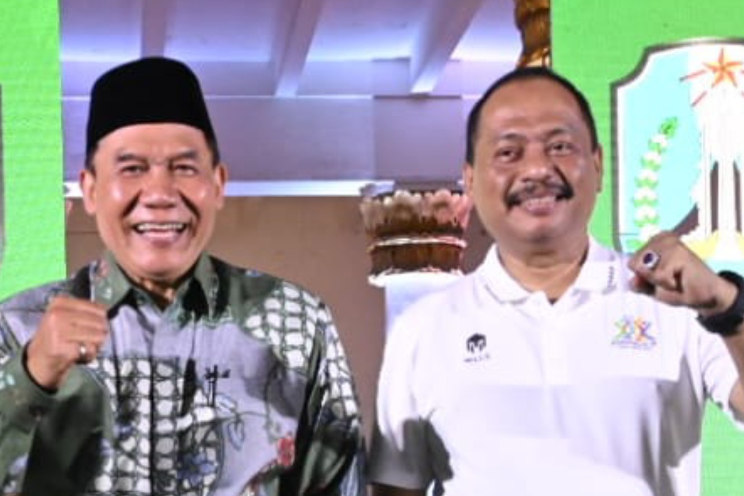 Ketua Umum Kodrat Jatim Bambang Haryo Soekartono (kiri) bersama Ketua Umum KONI Jatim Muhammad Nabil.