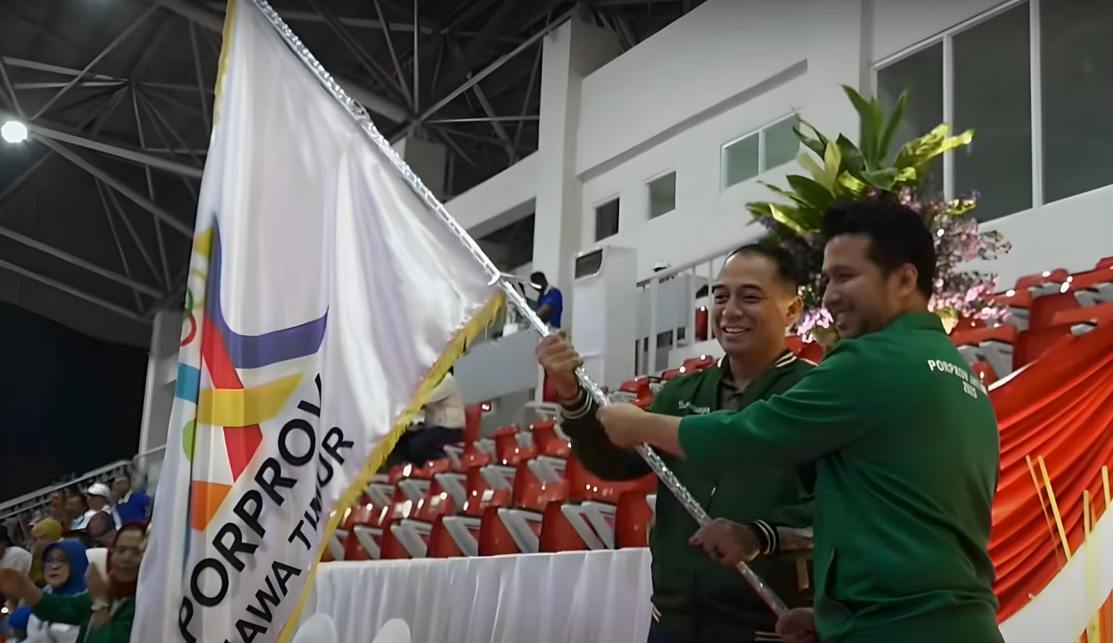 JUARA UMUM: Wagub Jatim Emil Elestianto Dardak dan Wali Kota Surabaya Eri Cahyadi dalam penutupan Porprov Jawa Timur IX 2025 di Malang Raya.