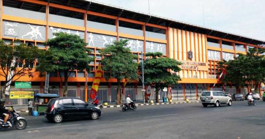 SENTUHAN MAESTRO: Relief berukuran besar yang dibuat seniman Tedja Suminar menandai gagahnya Stadion Gelora 10 November.