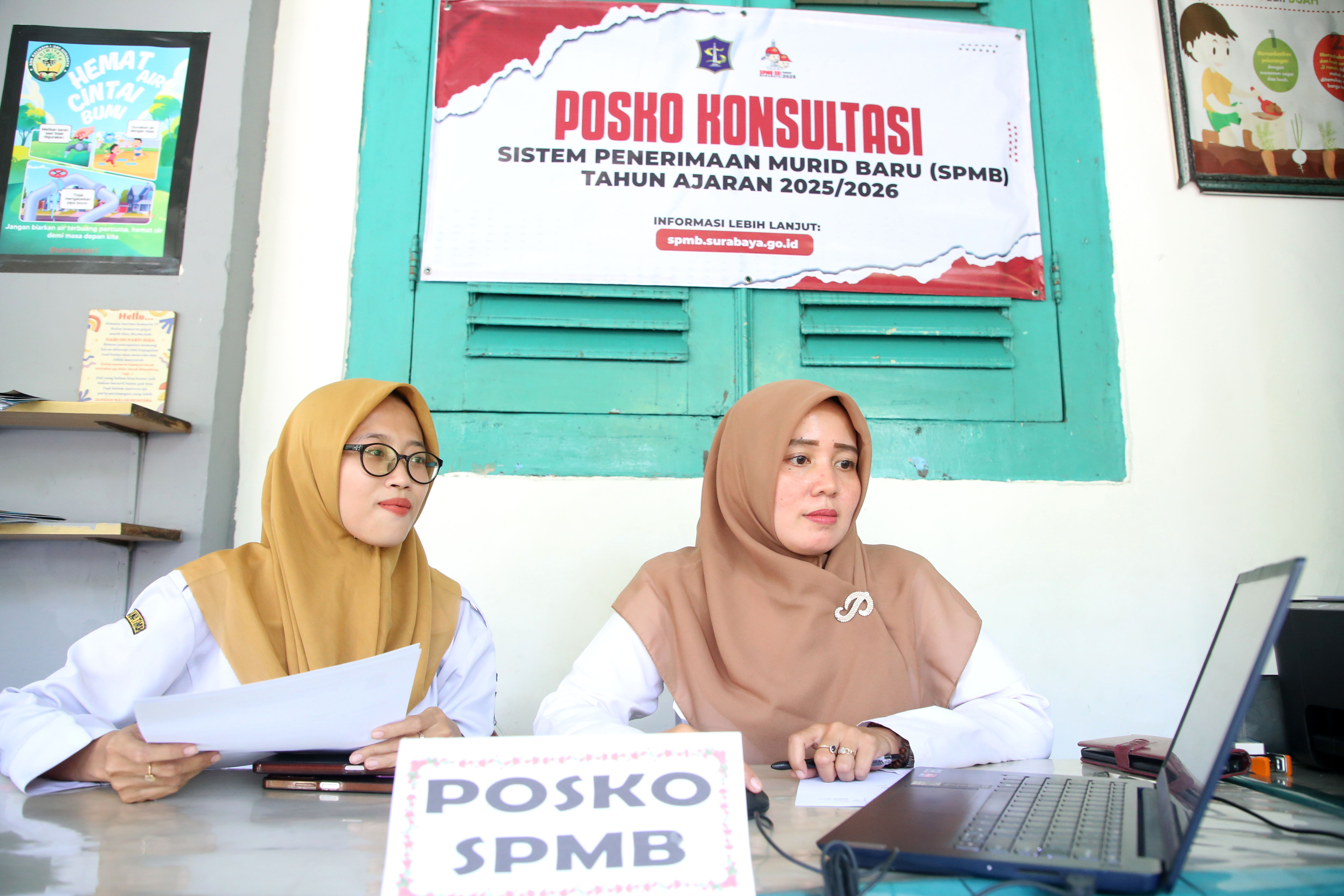 Posko SPMB di salah satu sekolah di Surabaya.
