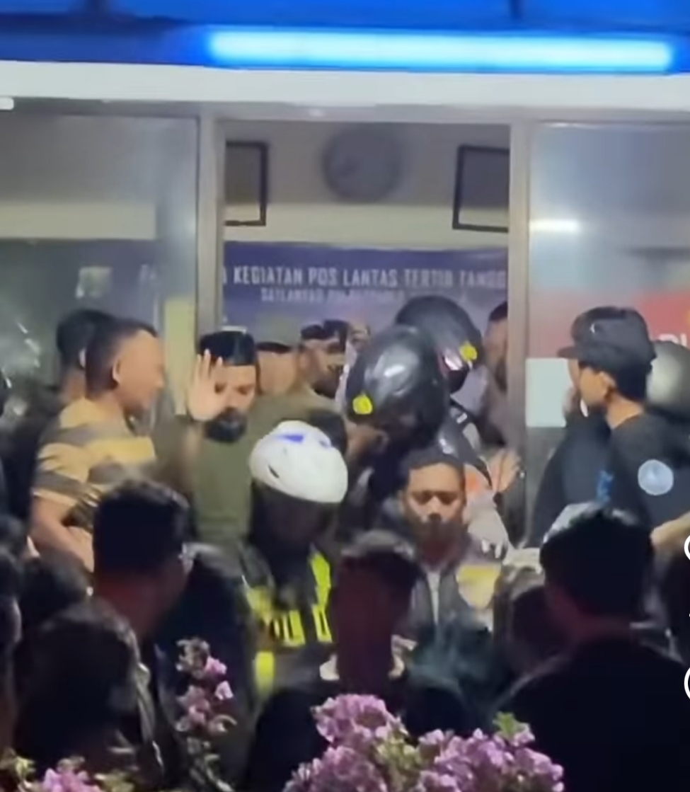 DIAMANKAN : Diduga pelaku jambret di simpang empat Jalan Bubutan-Jalan Blauran Surabaya Senin (7/7). Sempat dihajar massa di lokasi.(IST/RADAR SURABAYA)