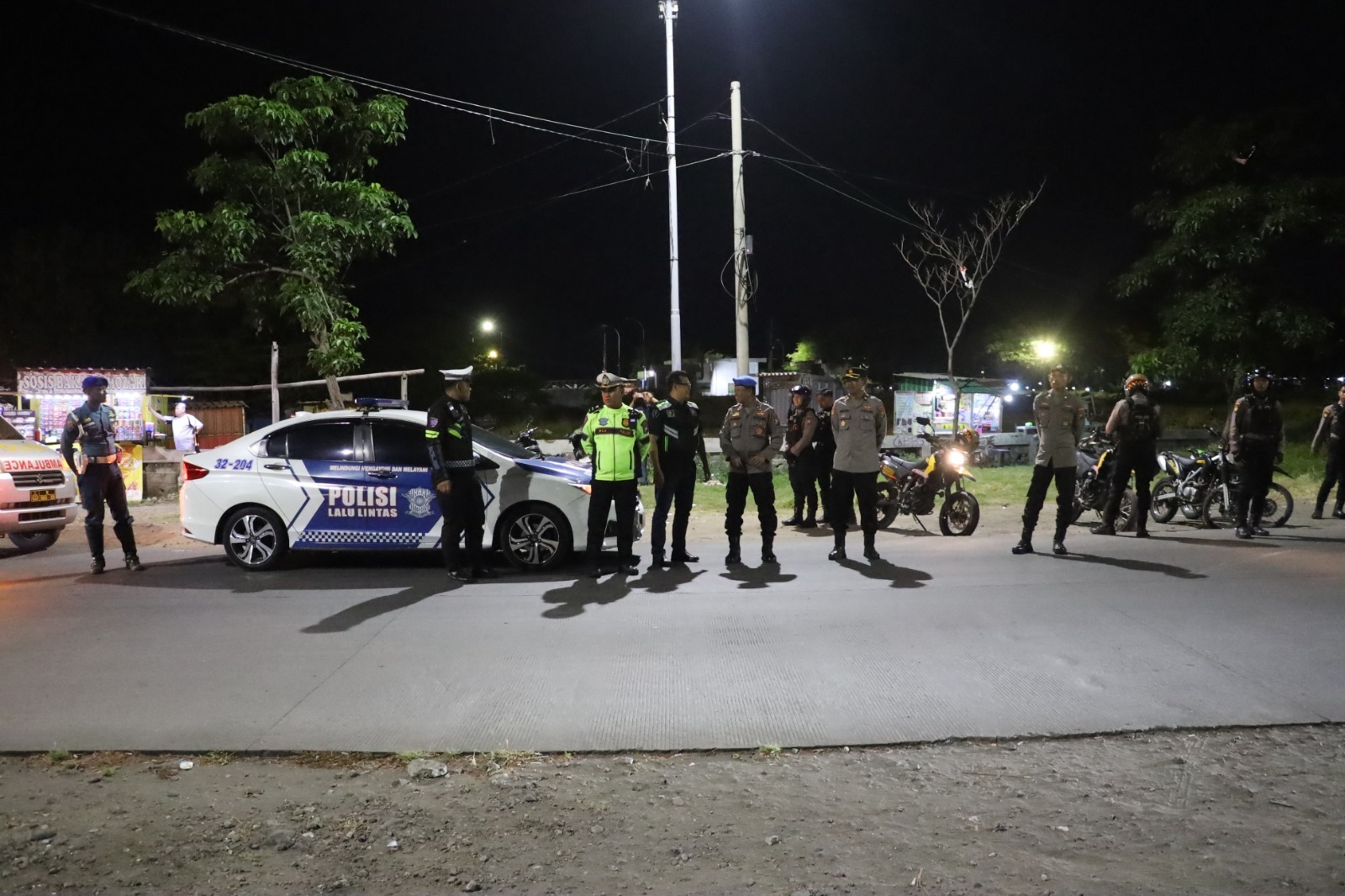 PENGAMANAN : Polres Pelabuhan Tanjung Perak melaksanakan patroli tegakkan pemberlakukan jam malam di Surabaya. (IST/RADAR SURABAYA)