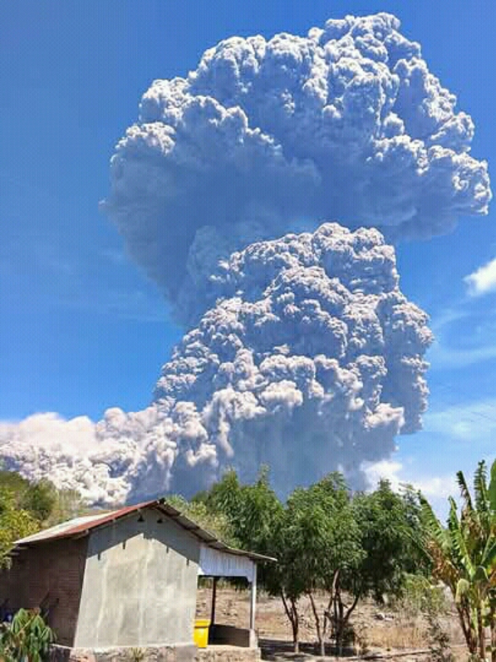 Gunung Lewotobi di Flores NTT kembali erupsi. (IST)