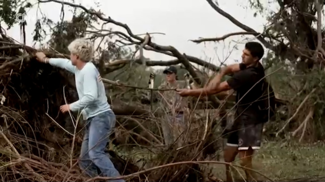 Relawan membersihkan sisa sampah akibat banjir bandang di kawasan Texas, Amerika Serikat.
