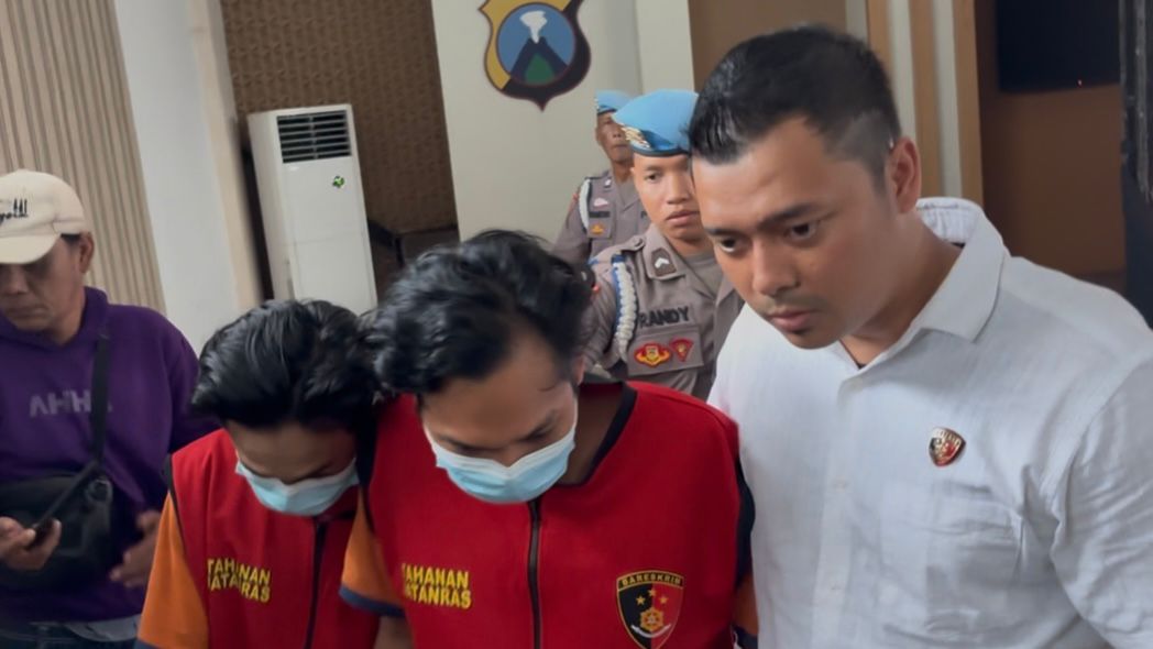 TERTUNDUK : Dua tersangka curanmor yang ditembak kaki oleh Unit Jatanras Satreskrim Polrestabes Surabaya sudah beraksi di 12 TKP di Surabaya.(IST/RADAR SURABAYA)
