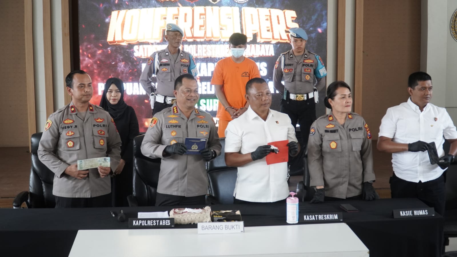 DIAMANKAN : Kapolrestabes Surabaya Kombes Pol Lutfhie Sulistiawan menunjukkan barang bukti. Tersangka warga Mojokerto ini menggelapkan motor dengan modus test drive. (M MAHRUS/RADAR SURABAYA)