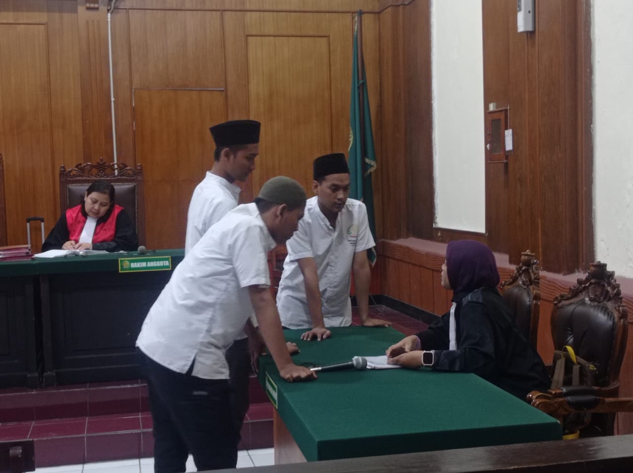 DIVONIS : Tiga pengedar sabu saat menjalani sidang vonis di PN Surabaya. (SURYANTO/RADAR SURABAYA)