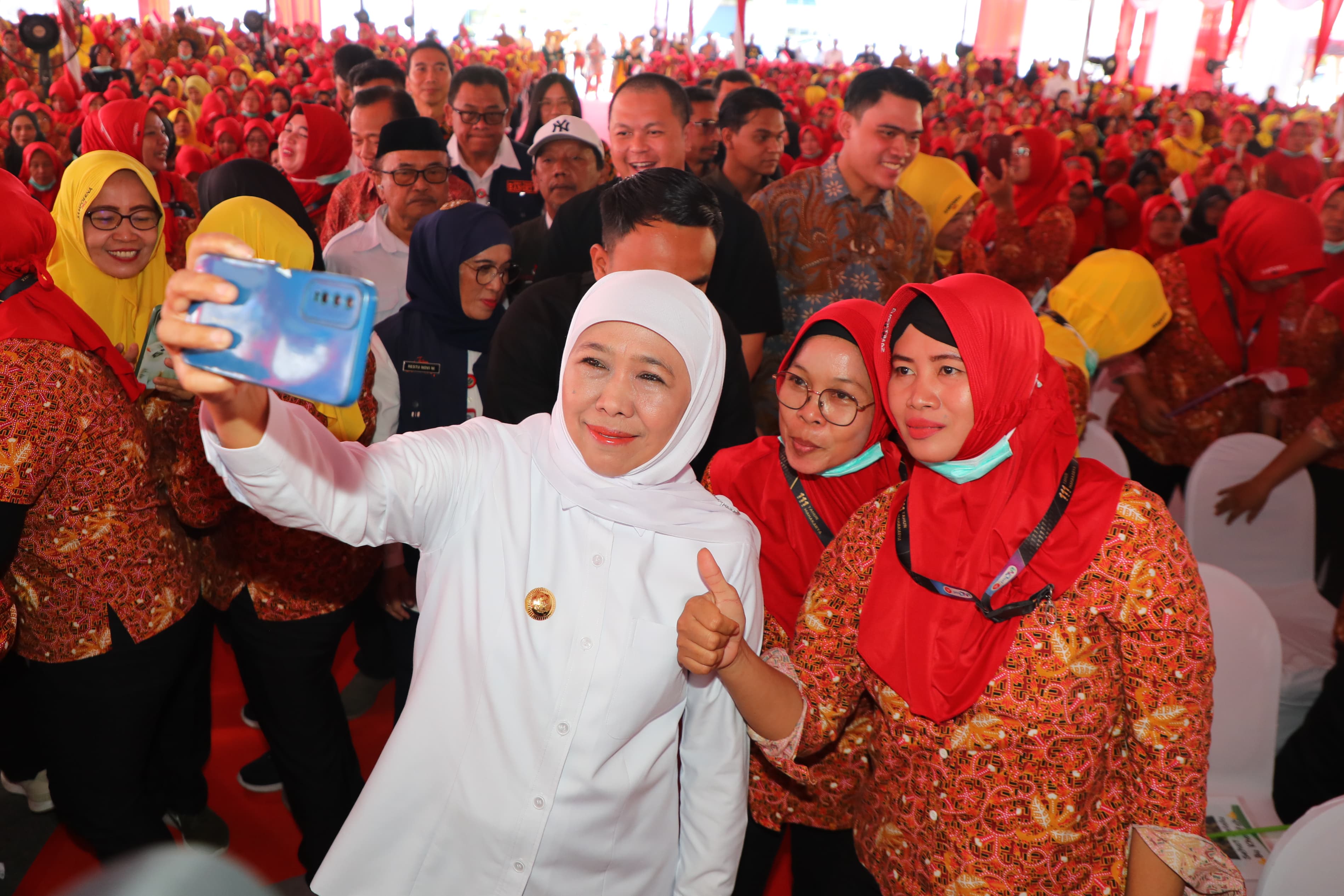 Gubernur Jatim Khofifah Indar Parawansa saat memberikan BLT DBHCHT kepada buruh pabrik.
