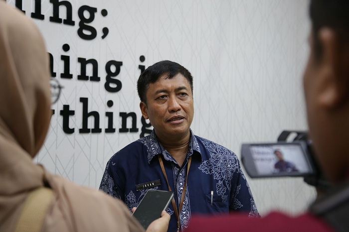 DOOSTROP: Kepala Bappedalitbang Kota Surabaya Irvan Wahyudrajad saat diwawancarai media.