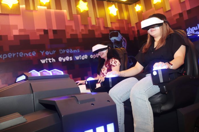 VIRTUAL REALITY: Michelle Aniela bersama teman-temannya, mencoba wahana permainan virtual reality dengan genre horror, di Happy Times, Ciputra World Surabaya, Minggu (6/7).