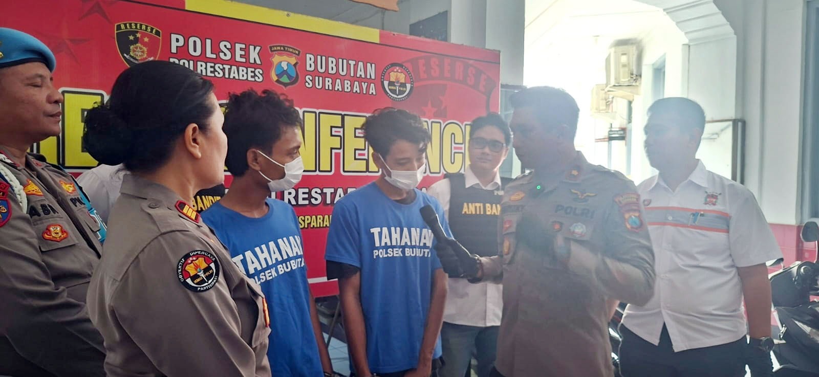 KEMBALI DIBUI : Dua tersangka jambret di simpang empat Jalan Bubutan - Blauran, saat diamankan di Mapolsek Bubutan, Surabaya, Selasa (8/7). (M MAHRUS/RADAR SURABAYA )